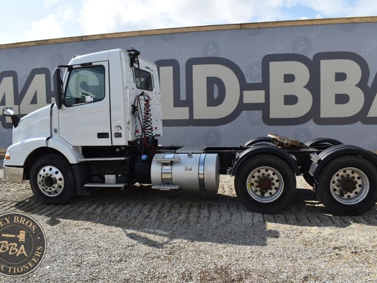 2015-volvo-vnm64t200-image-9