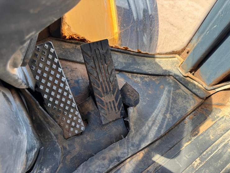 2013-deere-824k-image-53