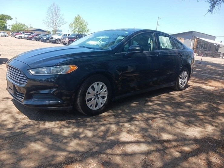 2013-ford-fusion-runs/moves-s-image-3