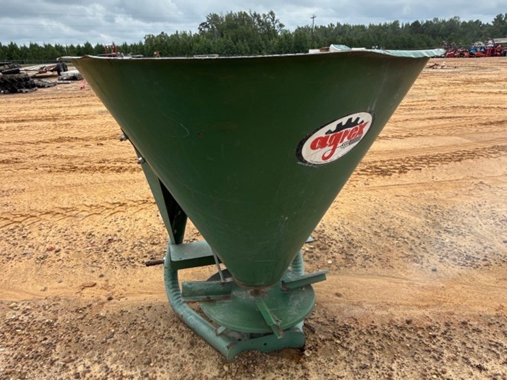 109---300-lb-fert-spreader-image-3