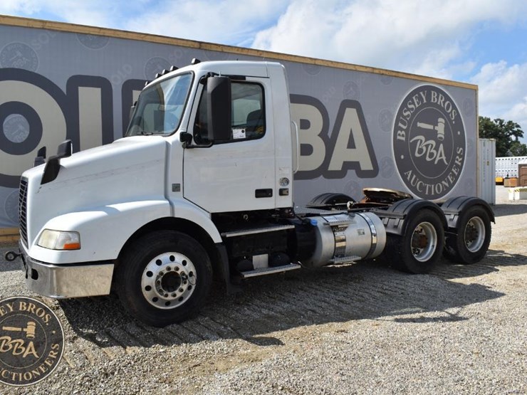 2015-volvo-vnm64t200-image-6