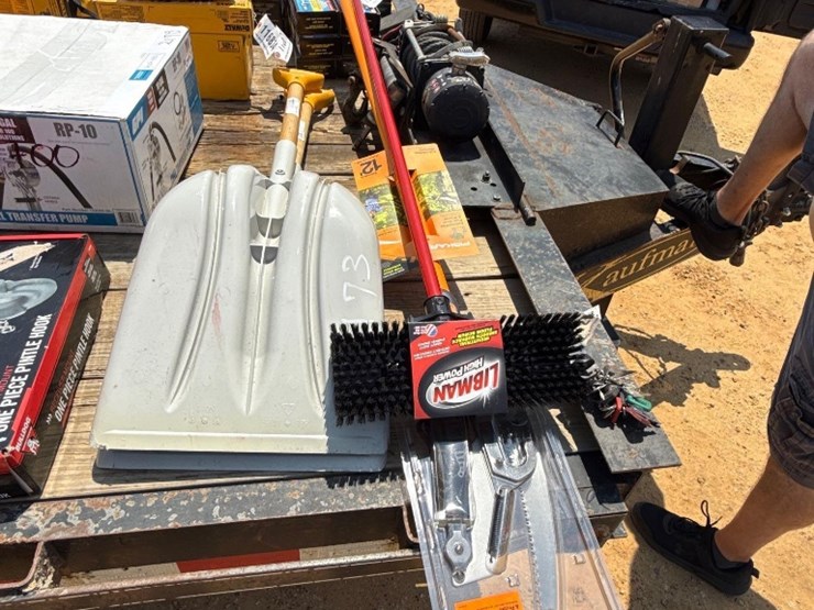 2173---2-shovels,-brush,-&-pole-saw-image-1