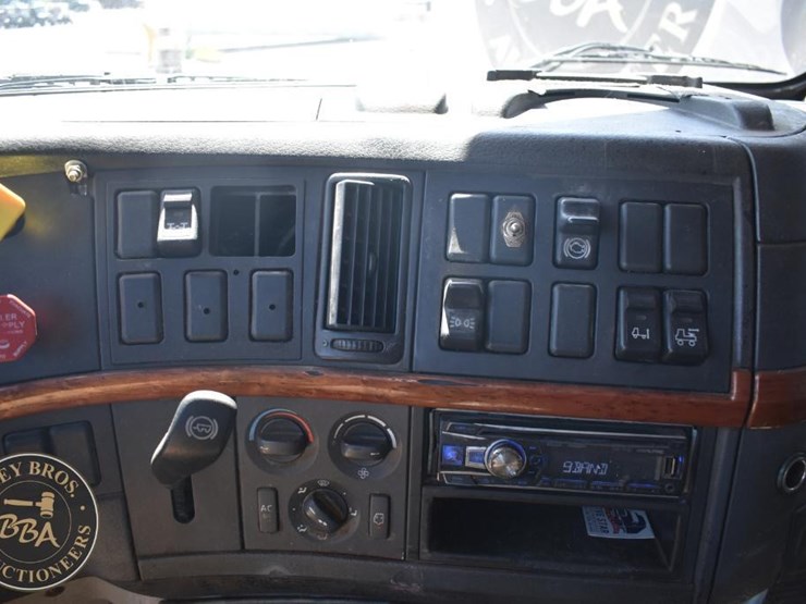2005-volvo-vnl64t670-image-58