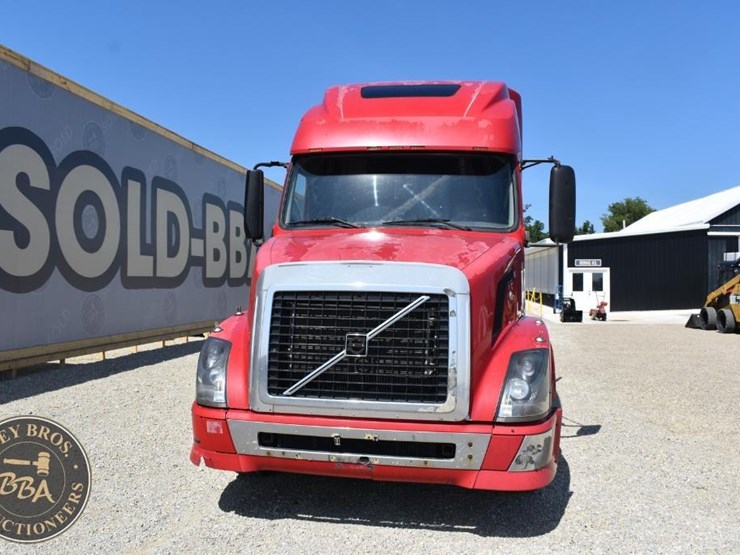 2005-volvo-vnl64t670-image-25