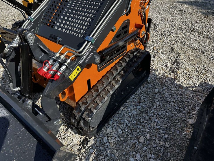 mini-skid-steer-image-10