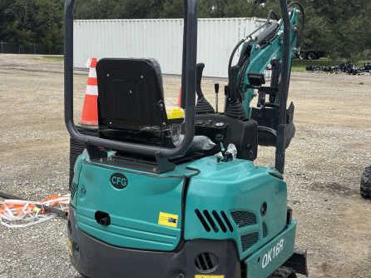 #106-•-cfg-industrial-mini-excavator-w/-hydraulic-thumb-image-3