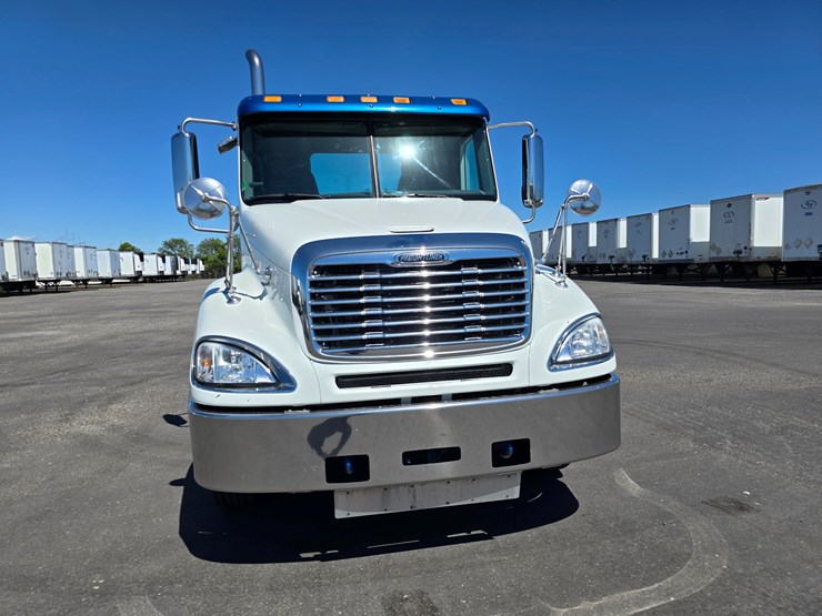 2020-freightliner-columbia-120-image-54