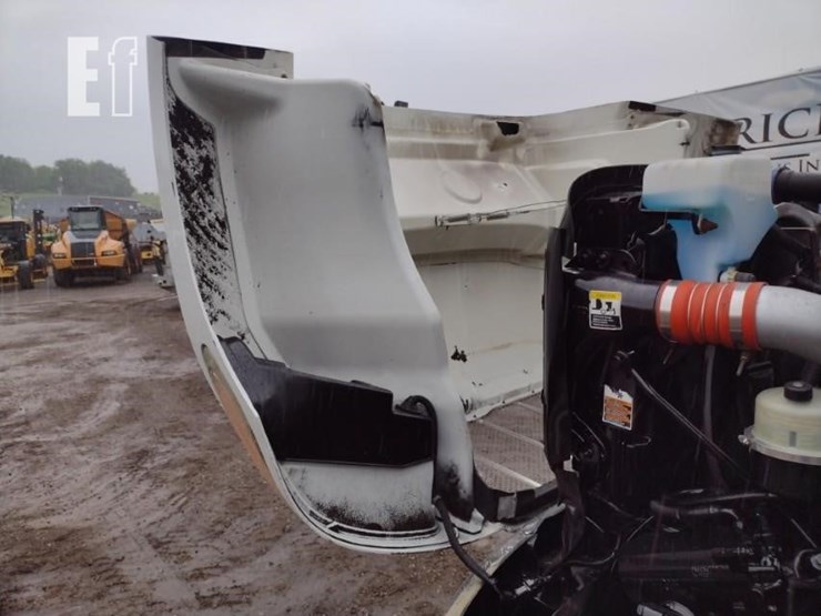 2008-peterbilt-335-image-18