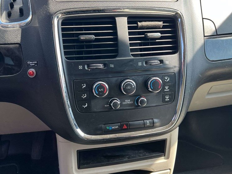 2014-dodge-grand-caravan-image-16