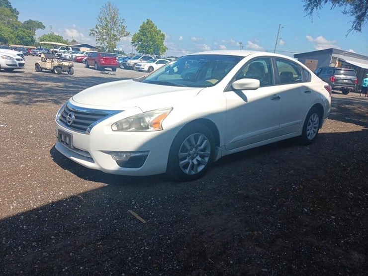 2015-nissan-altima-runs/moves-2.5-image-4