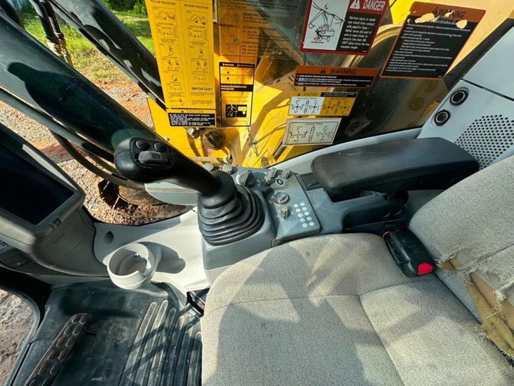 2018-deere-245g-lc-image-41
