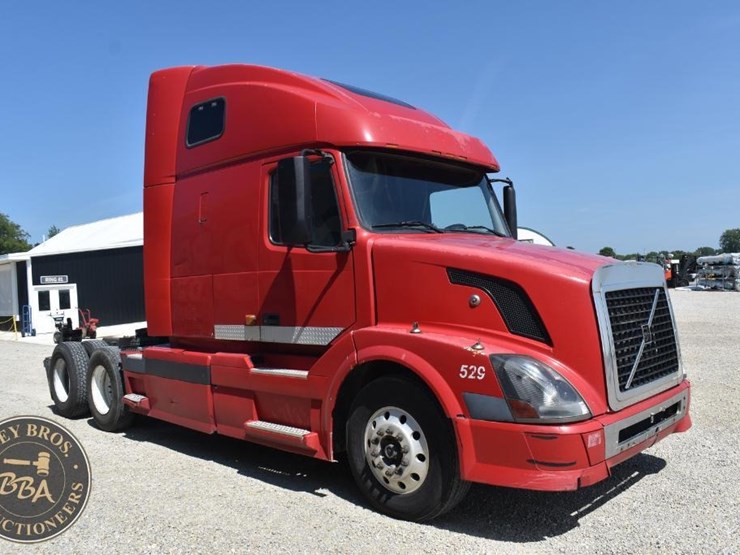 2005-volvo-vnl64t670-image-18