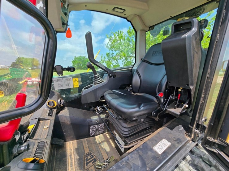 2022-jcb-3ts-8t-image-27