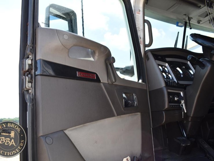 2011-kenworth-t660-image-94