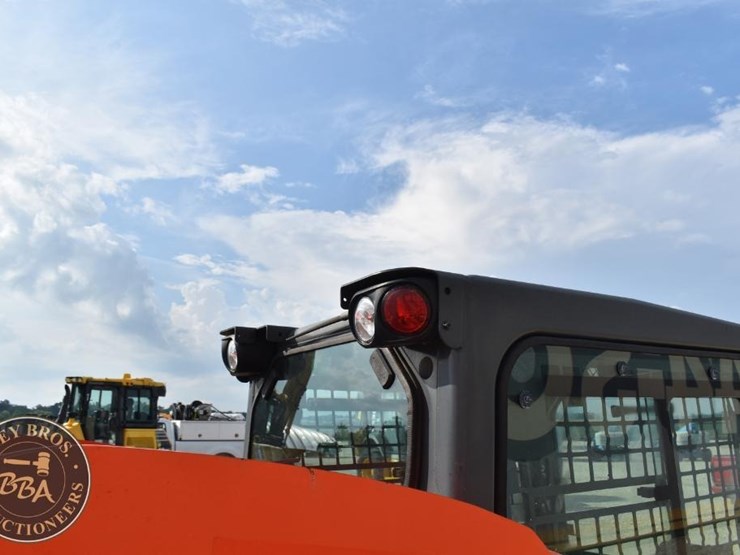 2020-kubota-ssv65-image-35