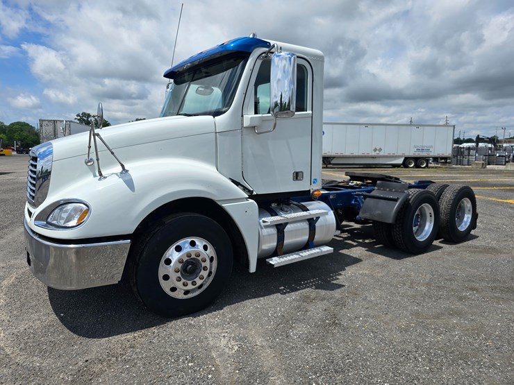 2020-freightliner-columbia-120-image-4