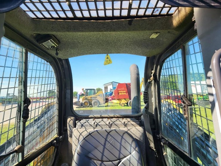 2014-new-holland-l216-image-33