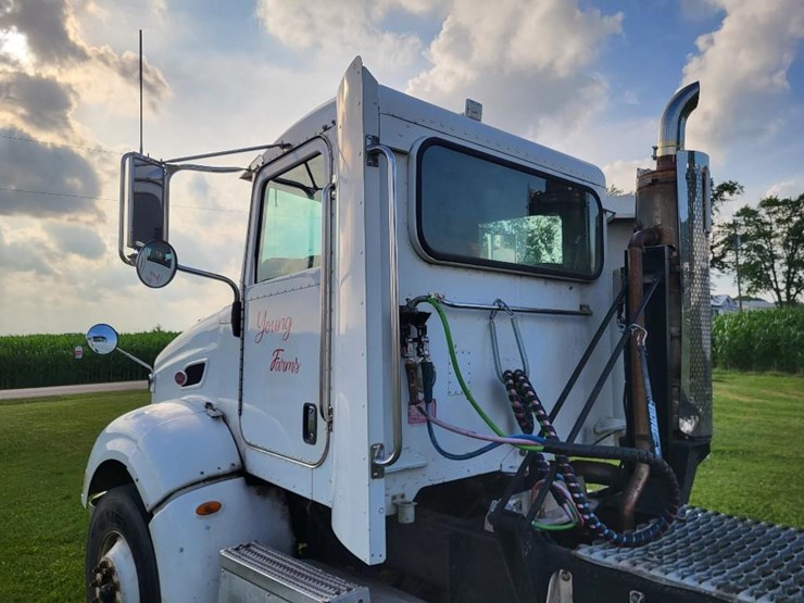 2008-peterbilt-384-image-17