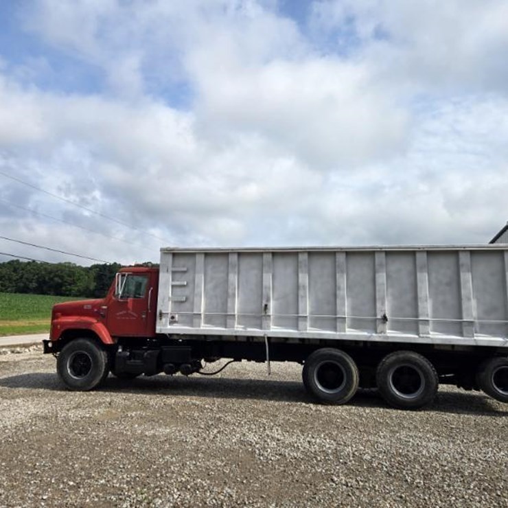 1981 International F2674 Tandem Axle Grain Truck w/Tag Axle*UPDATED 8/4/25*