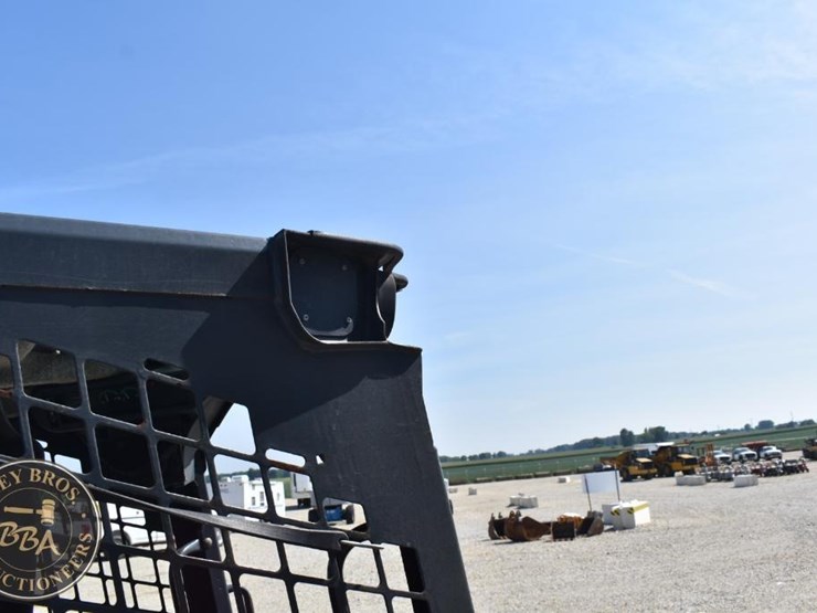 2019-deere-325g-image-51