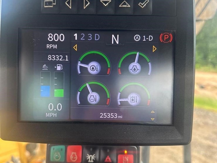 2020-deere-844l-image-35