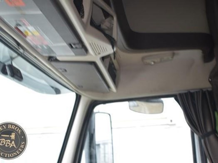 2014-volvo-vnl64t670-image-61