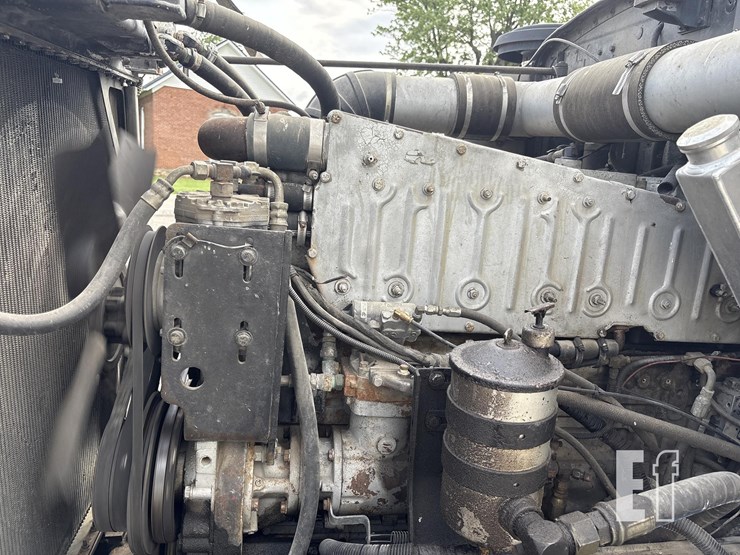1986-peterbilt-349-image-9