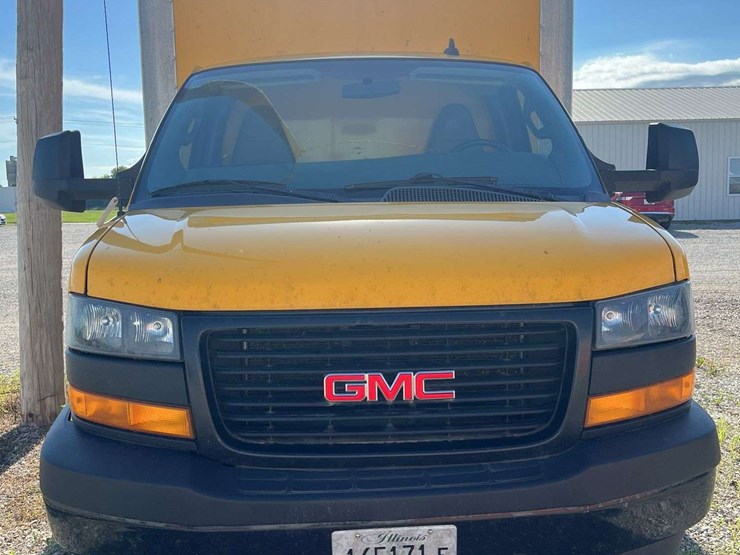 2018-gmc-savana-box-truck-image-3
