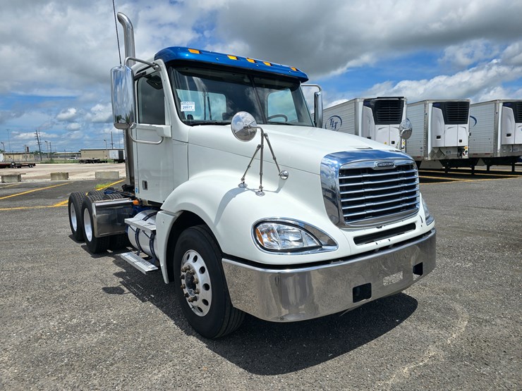 2020-freightliner-columbia-120-image-35