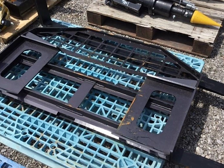 new-giyi-skid-steer-fork-attachment-image-4