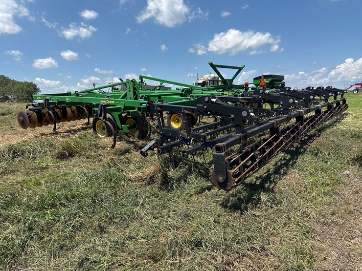 john-deere-2310-image-3