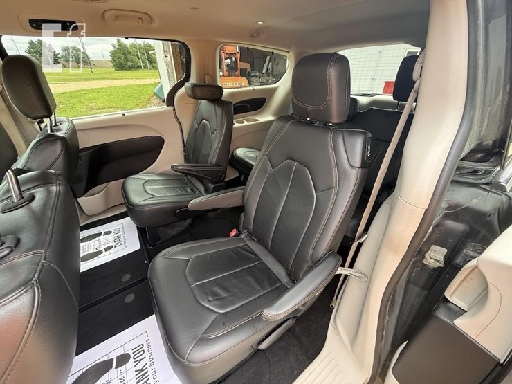2017-chrysler-pacifica-image-14