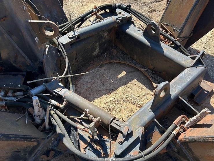 holt-excavator-tree-spade-attachment-image-3