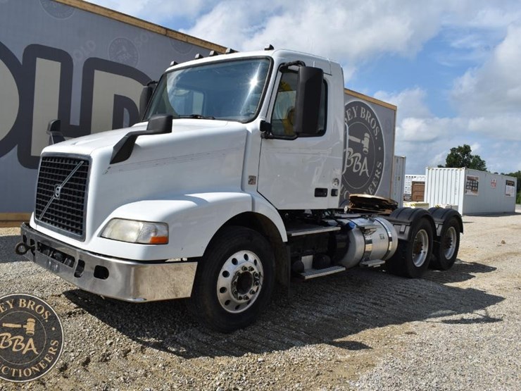 2015-volvo-vnm64t200-image-21