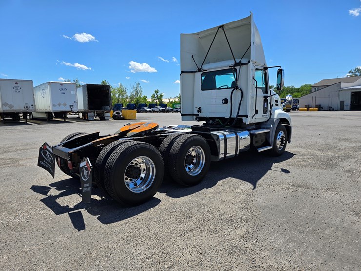 #16603-•-2016-mack-cxu613-day-cab-image-16