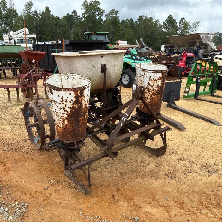 121 - FORD 2 - ROW PLANTER