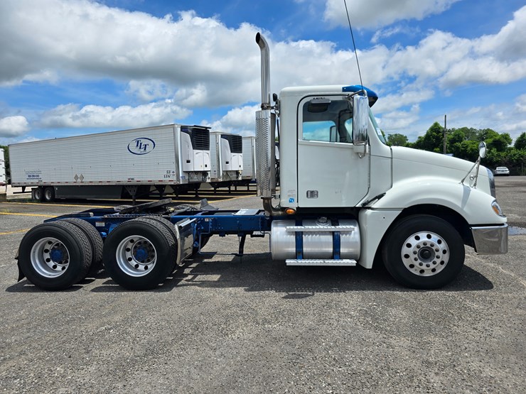 2020-freightliner-columbia-120-image-27