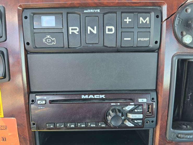 #16603-•-2016-mack-cxu613-day-cab-image-60