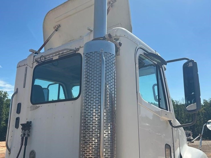 2006-freightliner-columbia-120-image-39