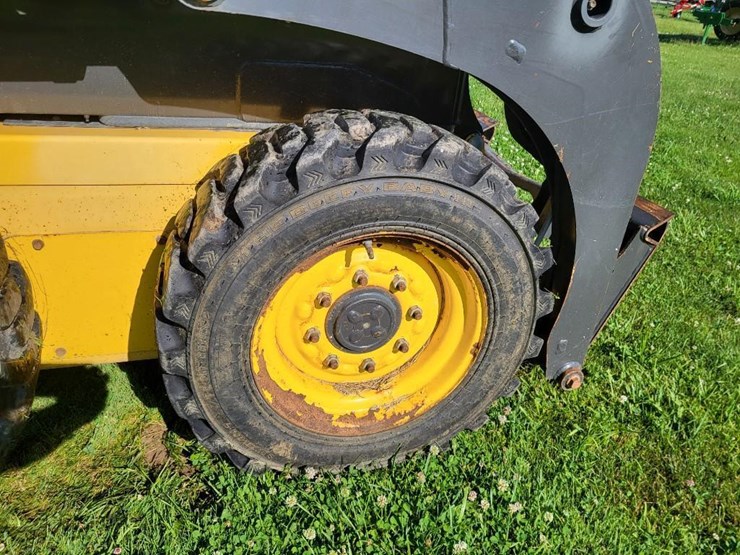 2014-new-holland-l216-image-13