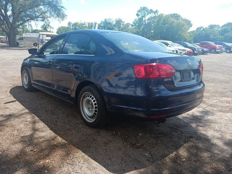 2013-volkswagen-jetta-runs/moves-se-pzev-image-7