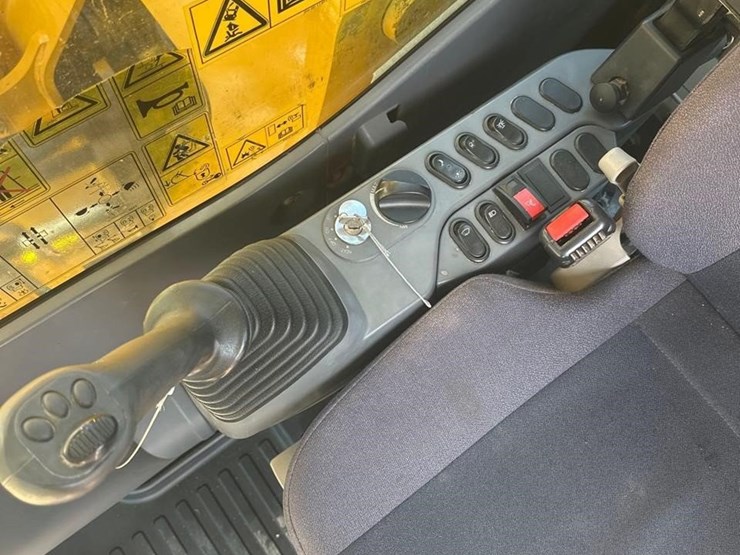 2021-komatsu-pc210-lc-11-image-26