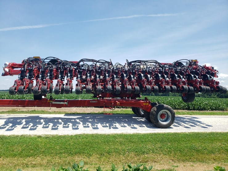 2023-case-2140-12/23-pivot-planter-image-4