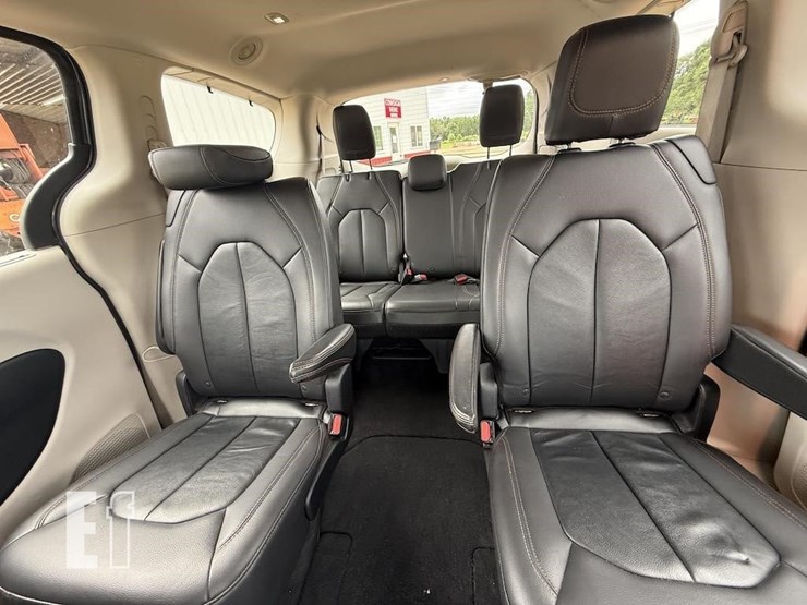2017-chrysler-pacifica-image-9