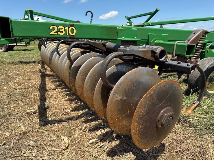 john-deere-2310-image-16