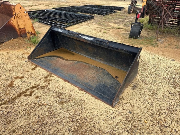 104---tomahawk-66"-skid-steer-bucket-image-2