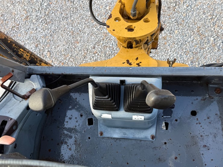 new-holland-555e-image-46