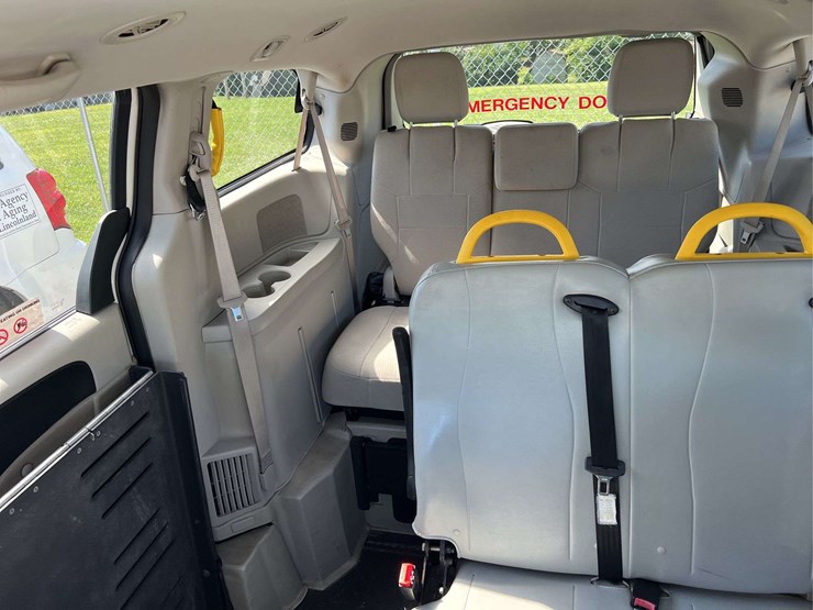 2012-dodge-grand-caravan-image-16