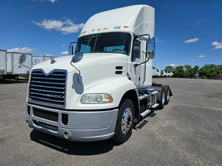 #16603-•-2016-mack-cxu613-day-cab-image-1