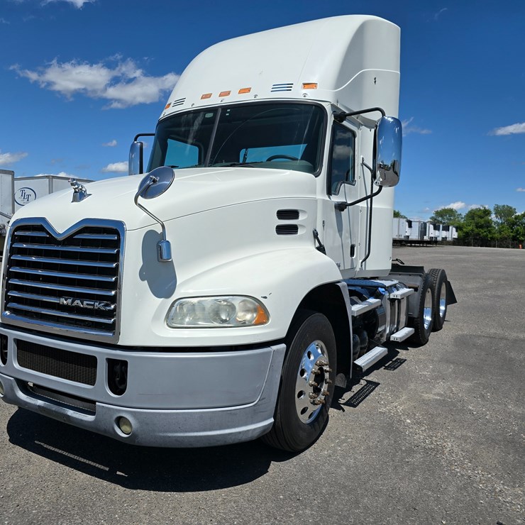 #16603 • 2016 Mack CXU613 Day Cab